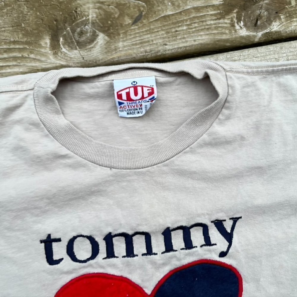 ** VINTAGE TOMMY Hilfiger Girl Heart embroidered tan tshirt Medium - Picture 5 of 8